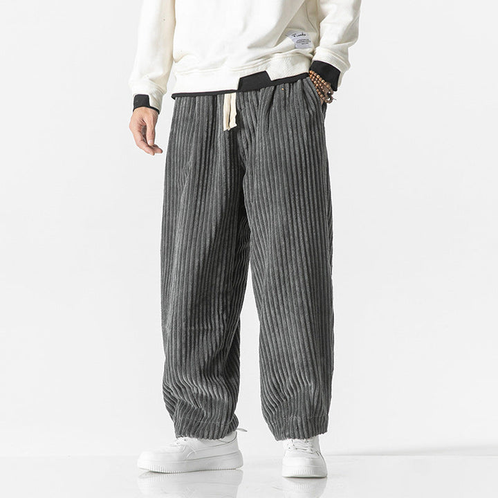 Pantaloni uomo in velluto con ampie tasche laterali e vita elastica, perfetti per look casual e pratico.