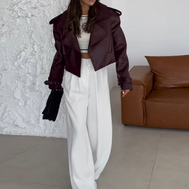 Giacca donna borgogna oversize autunnale stile biker. Capo spalla corto e morbido, perfetto per moda femminile casual.