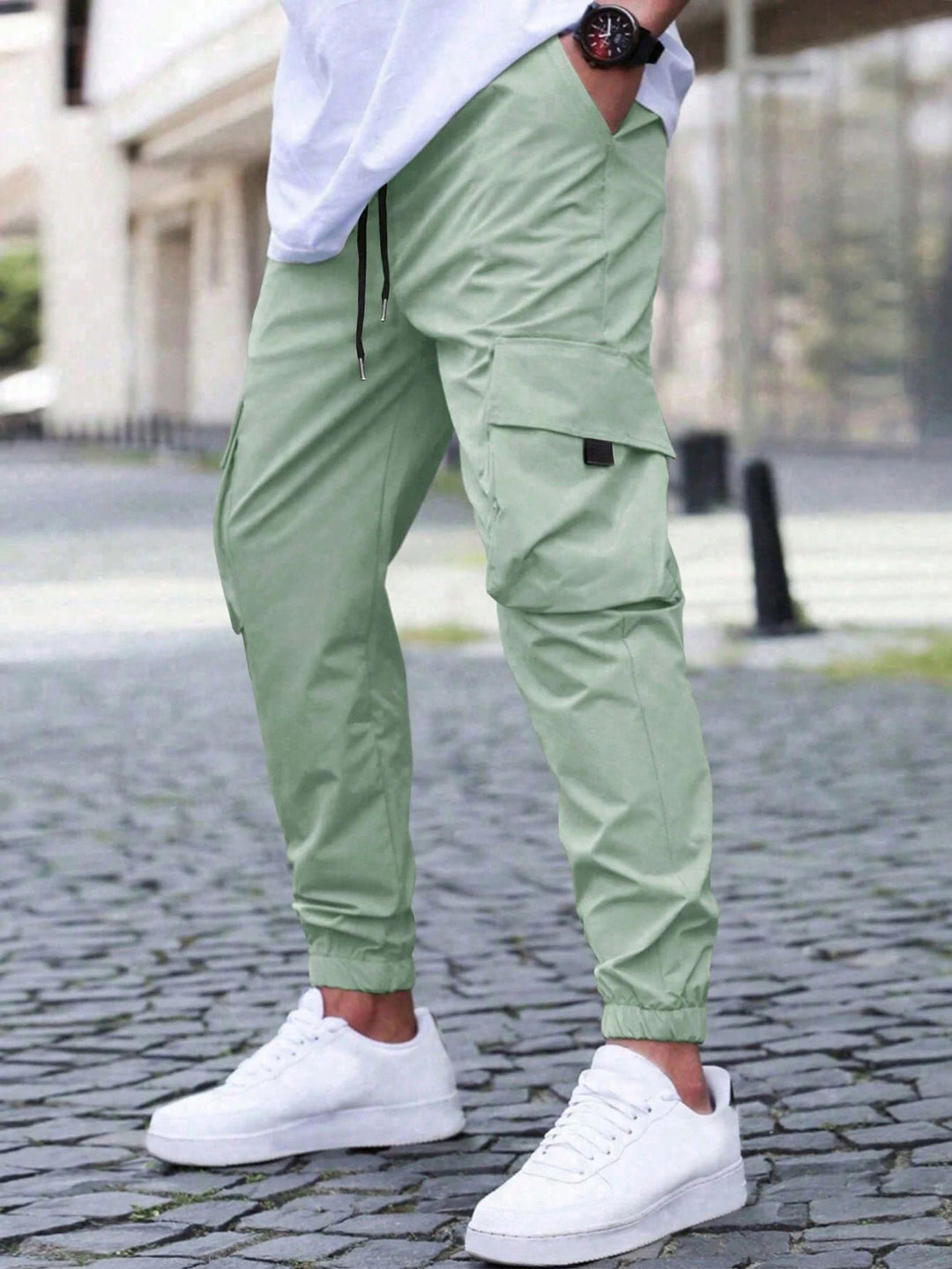 Dettaglio tessuto dei pantaloni cargo uomo slim fit, che evidenzia la qualità del cotone e il comfort per la moda maschile.