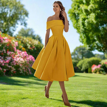 Abito midi donna senza spalline, ideale per serate speciali e cerimonie, elegante e fluttuante.