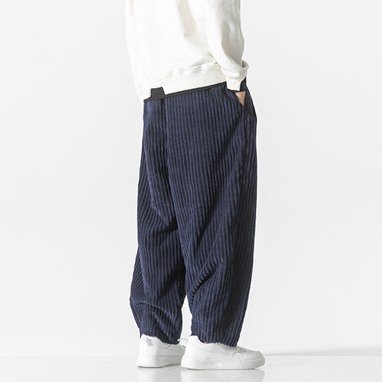 Pantaloni casual uomo comodi in velluto a coste, vita elastica per un comfort superiore, vestibilità rilassata.