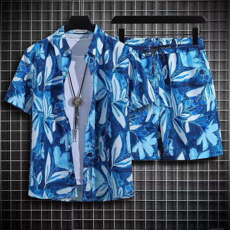Uomo che indossa completo estivo floreale asciugatura rapida in spiaggia. Set due pezzi ideale per vacanze e moda mare.