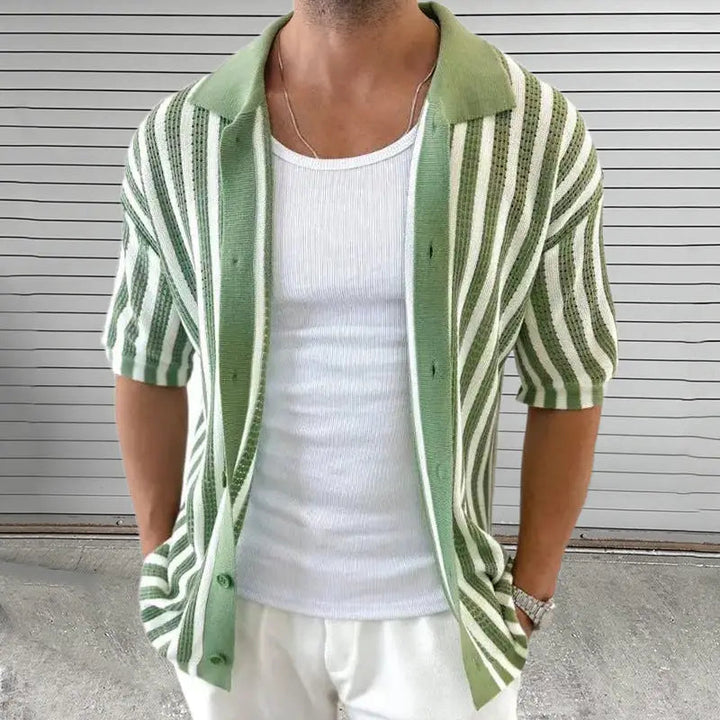 Camicia uomo a righe elegante a maniche corte, perfetta per uno stile smart casual estivo e alla moda.