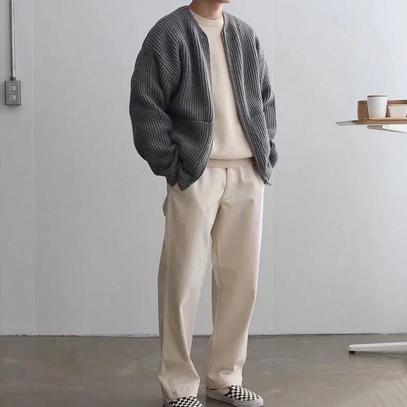Cardigan uomo elegante con orlo a coste e maniche lunghe. Essenziale per look casual o smart-casual maschile autunnale.