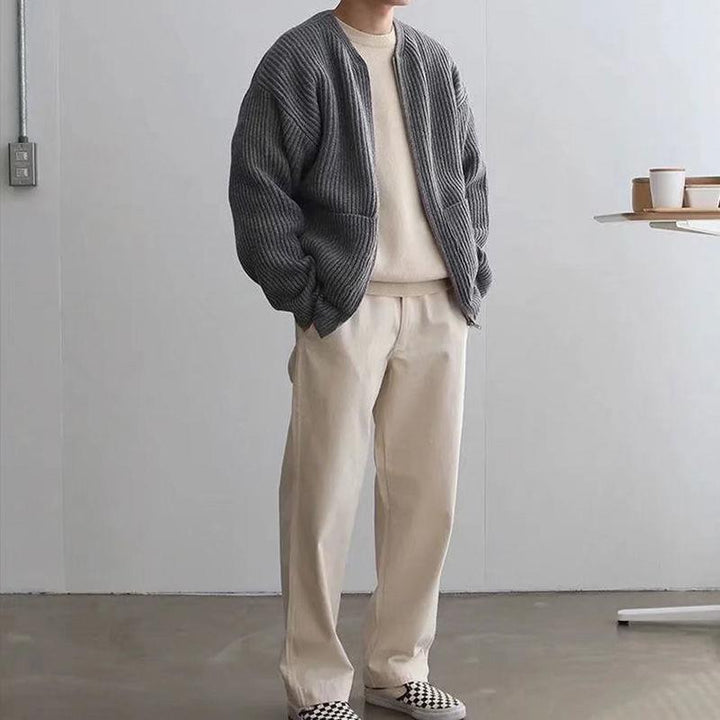 Cardigan uomo elegante con orlo a coste e maniche lunghe. Essenziale per look casual o smart-casual maschile autunnale.