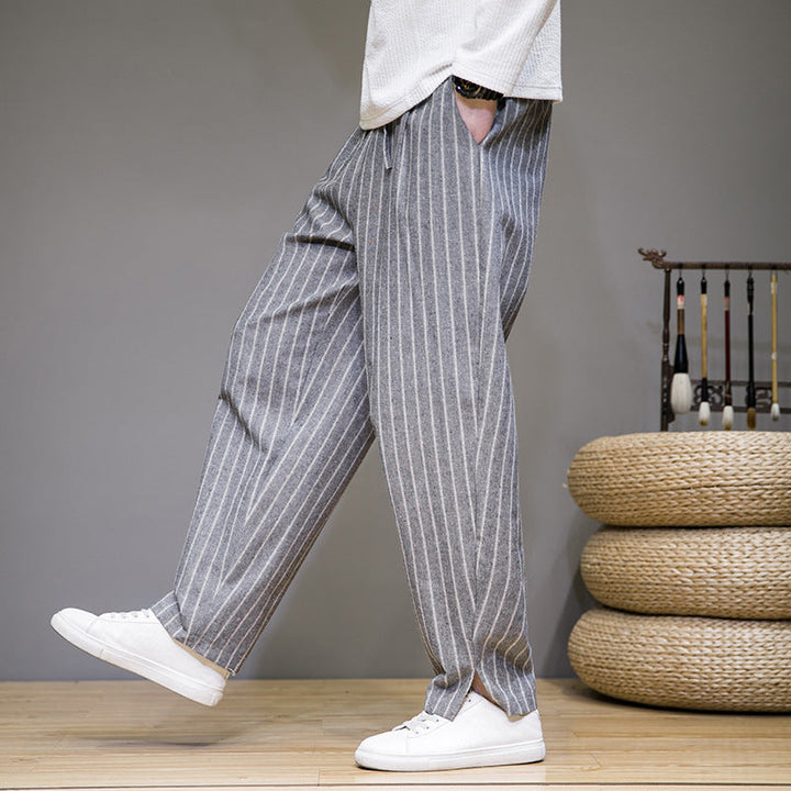 Pantaloni uomo rigati con cordino, stile rilassato e gamba dritta per massimo comfort e moda tutto l'anno.