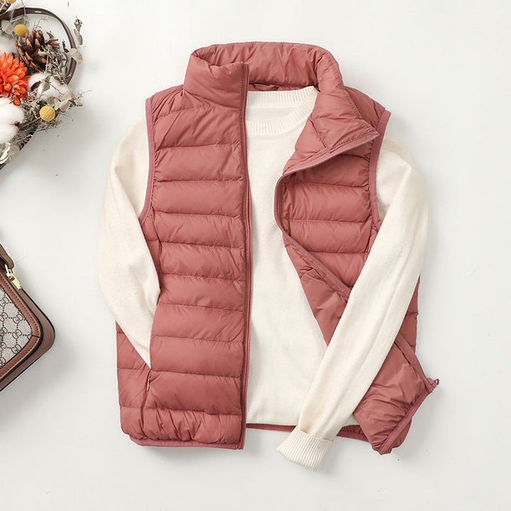 Donna che indossa un gilet piumino leggero, perfetto per le attività all'aperto o un look casual quotidiano.