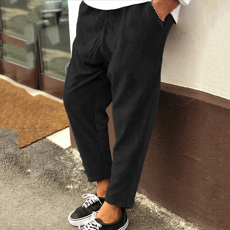 Pantaloni larghi a coste per uomo, stile retrò anni '70. Comodi e versatili, per un look casual o elegante contemporaneo.