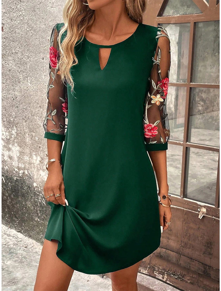 Comodo miniabito svasato donna con ricamo floreale, ideale per la moda primavera. Disponibile in nero.