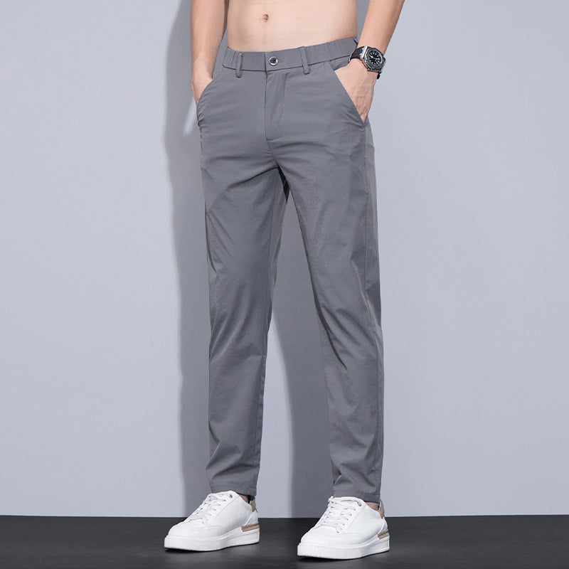 Pantaloni uomo estivi con vestibilità a gamba dritta, tessuto leggero e traspirante per massimo comfort e stile.