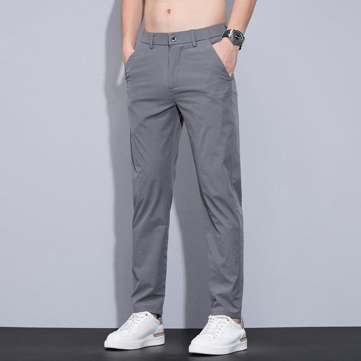 Pantaloni uomo estivi con vestibilità a gamba dritta, tessuto leggero e traspirante per massimo comfort e stile.