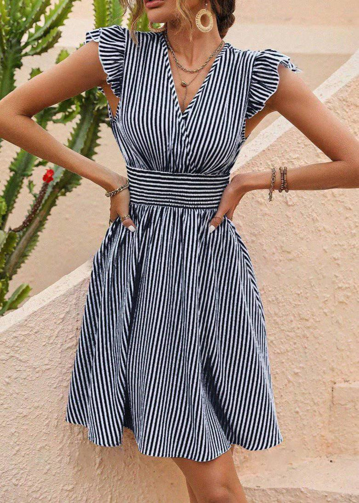Abito midi con maniche a sbuffo e scollo a V. Vestito estivo a trapezio da donna, con stampa a righe.