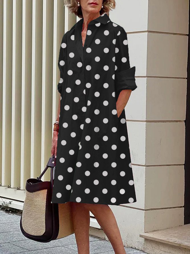 Modella con abito polo donna aderente midi nero, maniche corte, ideale per un outfit casual chic estivo.