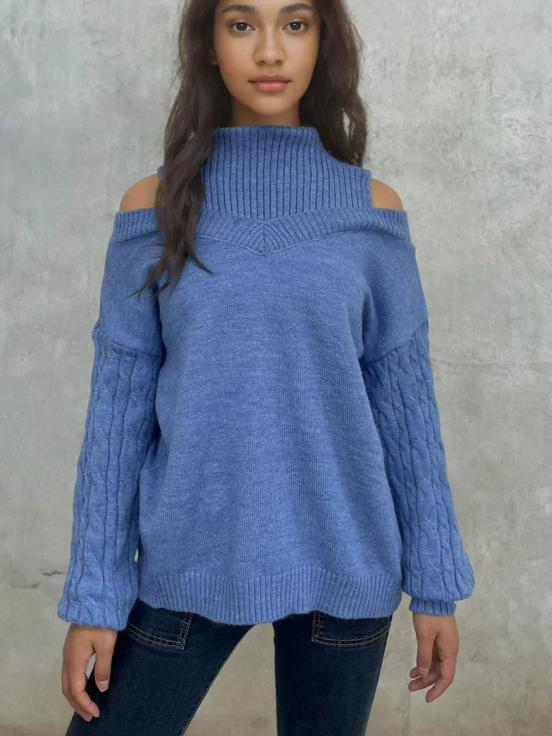 Maglione donna versatile a spalle scoperte, in tessuto morbido. Perfetto per comfort quotidiano e eleganza.
