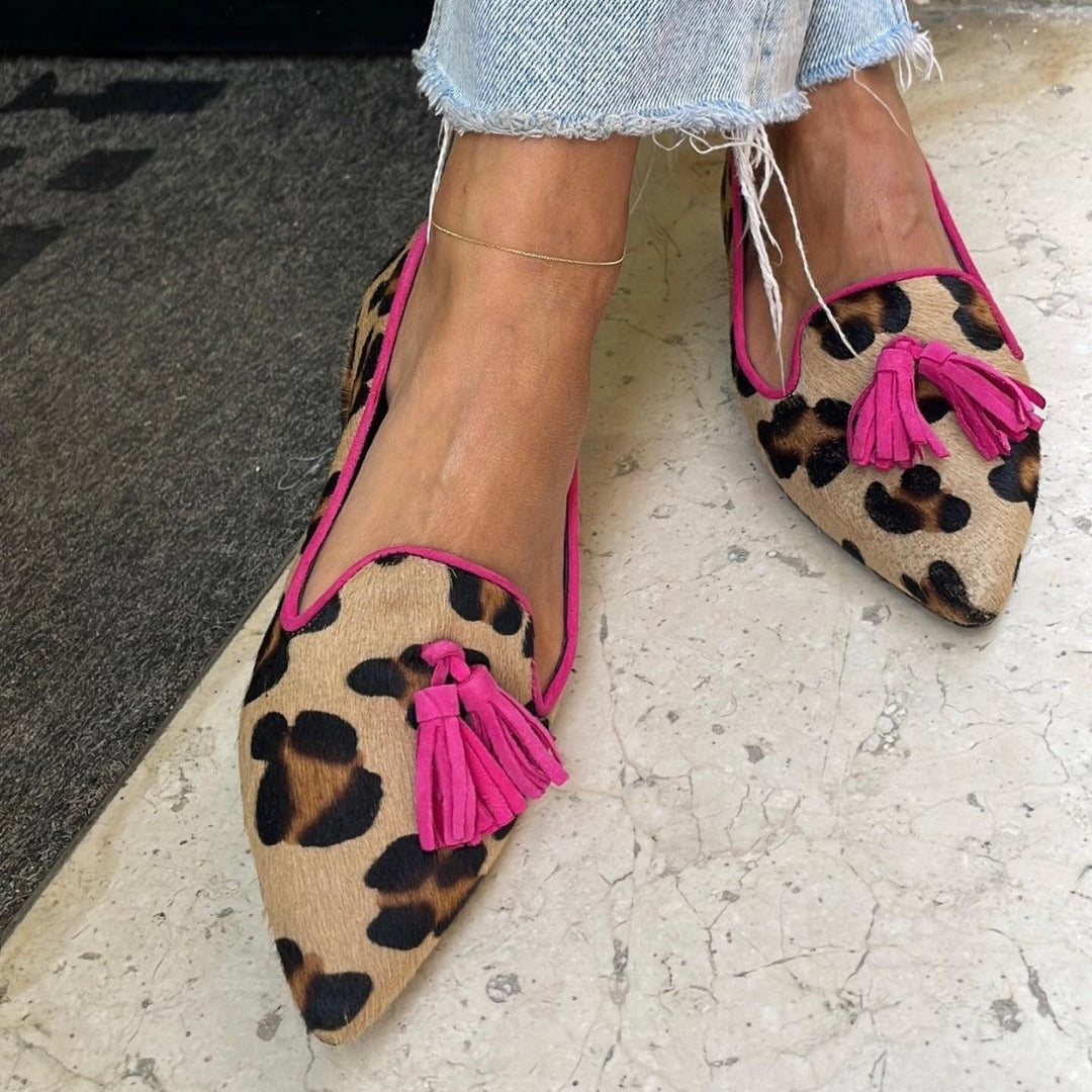 Ballerine donna eleganti con stampa animalier e nappe chic, perfette per un look primaverile estivo