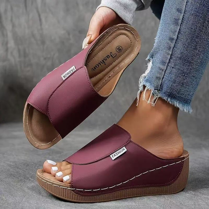 Scopri i sandali donna con plateau e design regolabile. Massima comodità per passeggio, stile estivo impeccabile.