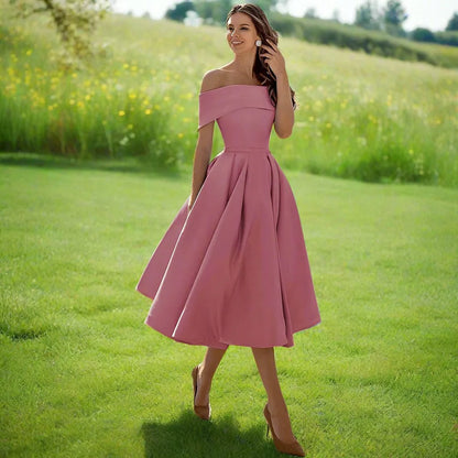 Abito midi estivo donna, tessuto leggero e fluttuante, senza spalline, ideale per la moda femminile.