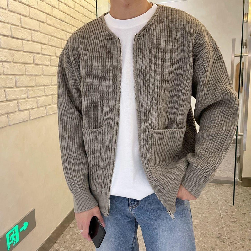 Maglione uomo a zip intera, design a coste. Comfort quotidiano, vestibilità comoda per ogni stagione.