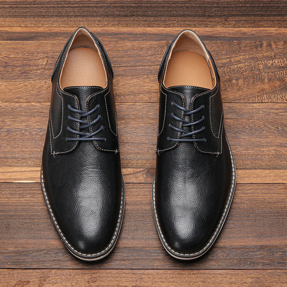 Scarpe stringate uomo eleganti, punta liscia, offrono comfort e suola aderente per ogni passo.