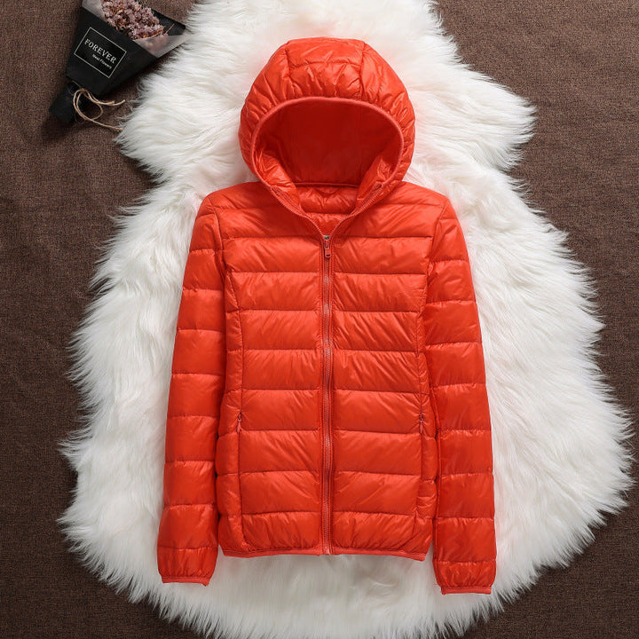 Giacca donna corta con cappuccio, calda e perfetta per streetwear invernale. Capospalla moda.