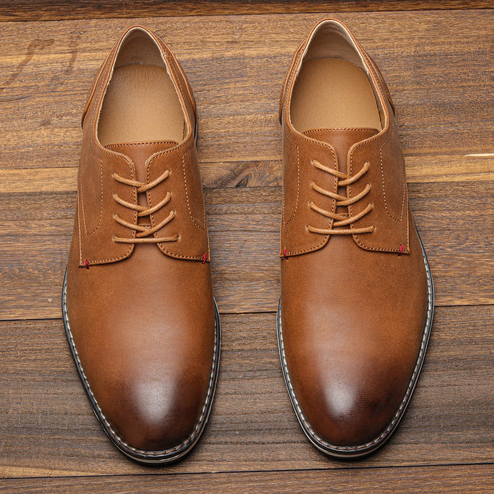 Scarpe classiche stringate uomo con punta liscia, simbolo di moda e stile professionale.