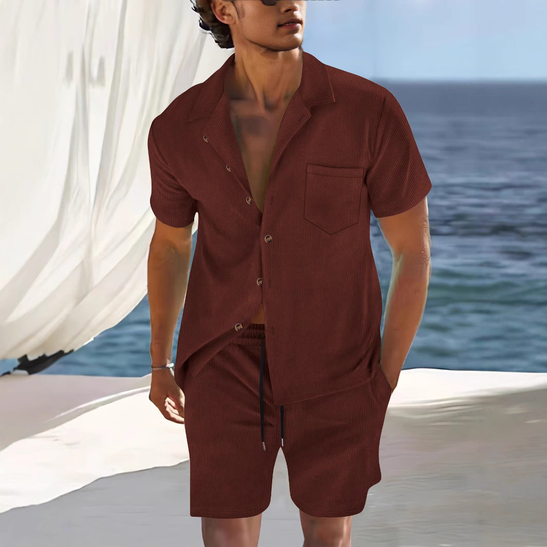 Pantaloncini lino uomo casual per l'estate, abbinati alla camicia. Ideali per la spiaggia o un outfit rilassato.