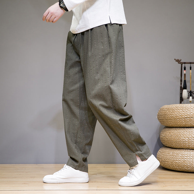 Pantaloni moda uomo rigati, vestibilità rilassata e cordino. Un capo versatile per un look casual ed elegante.