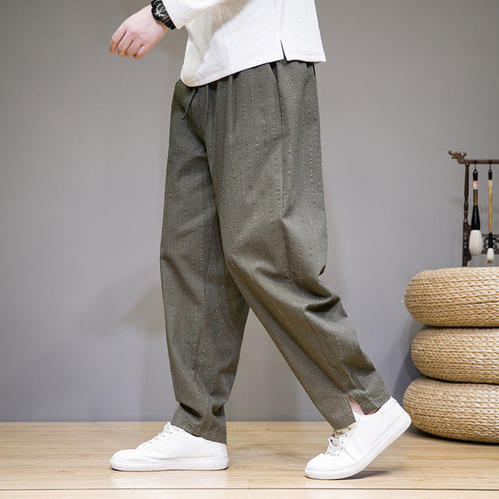 Pantaloni moda uomo rigati, vestibilità rilassata e cordino. Un capo versatile per un look casual ed elegante.