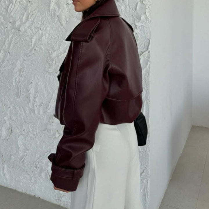 Giacca corta autunnale da donna color borgogna. Vestibilità larga e morbida, ideale per un look casual e alla moda.