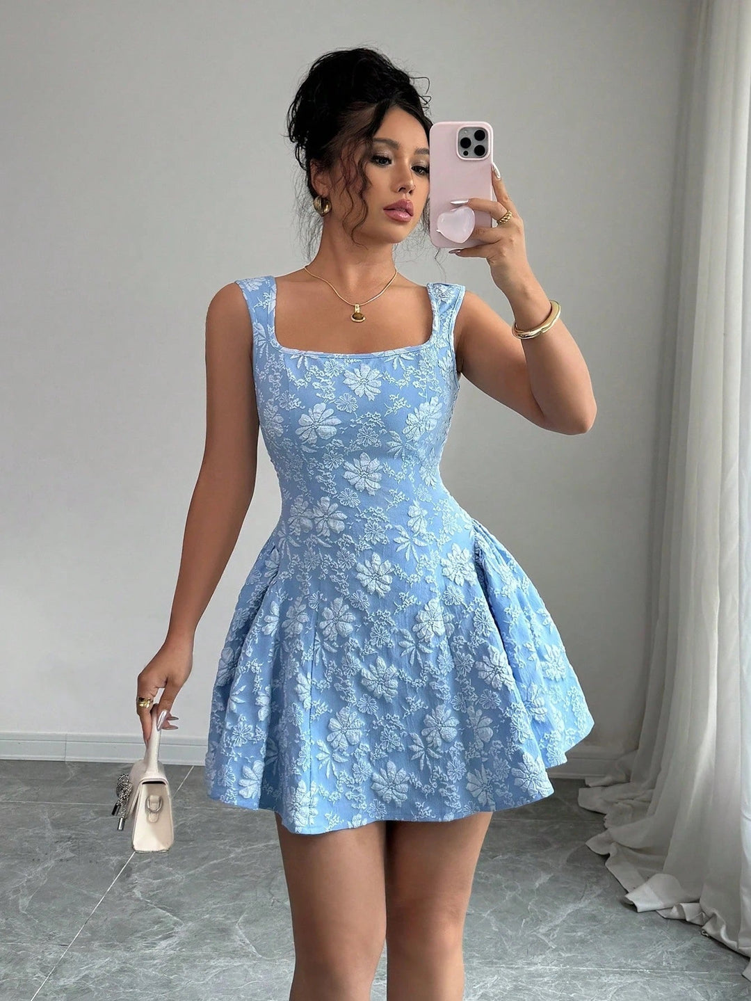 Vestito corto blu floreale svasato per donna, ideale per l'estate, stile casual e comodo.