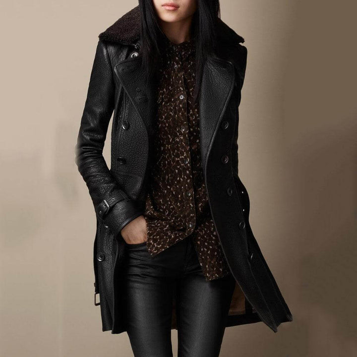 Cappotto trench donna, capospalla nero sofisticato, ideale per moda femminile, versatile per ufficio e casual chic.