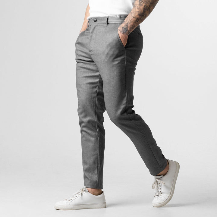 Pantaloni chino uomo versatili. Ideali per outfit quotidiani primavera/autunno, stile moderno.