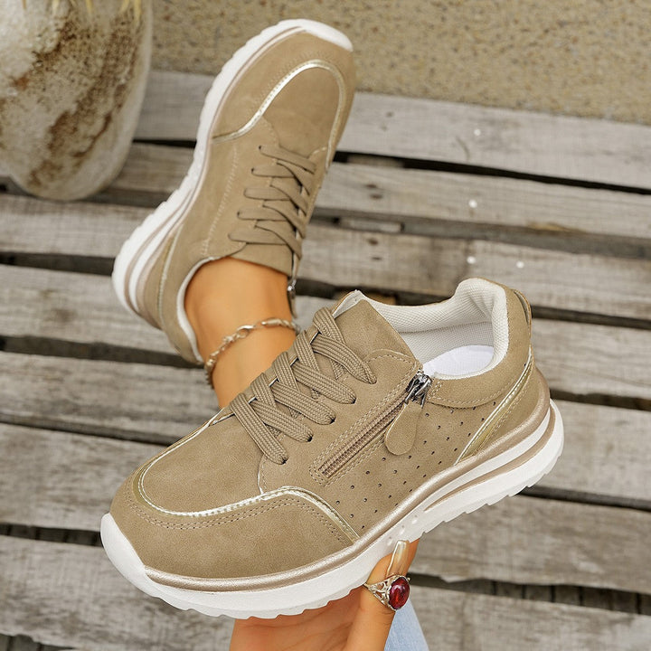 Sneakers donna color crema, cerniera laterale e supporto arco, ideali per camminata e stile casual impeccabile.