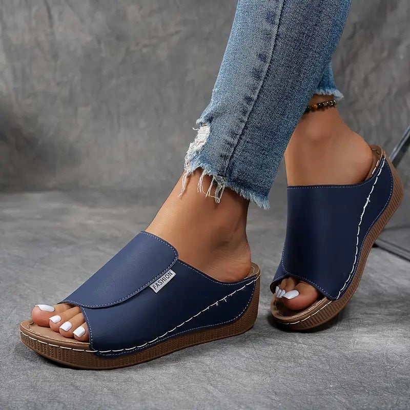 Sandali estivi da donna con plateau robusto e comodo supporto plantare. Design regolabile per ogni piede.