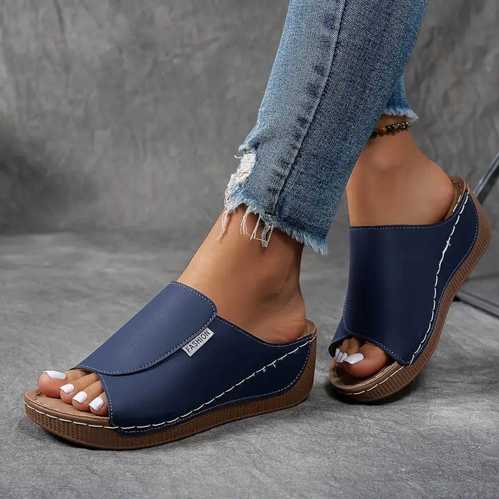Sandali estivi da donna con plateau robusto e comodo supporto plantare. Design regolabile per ogni piede.