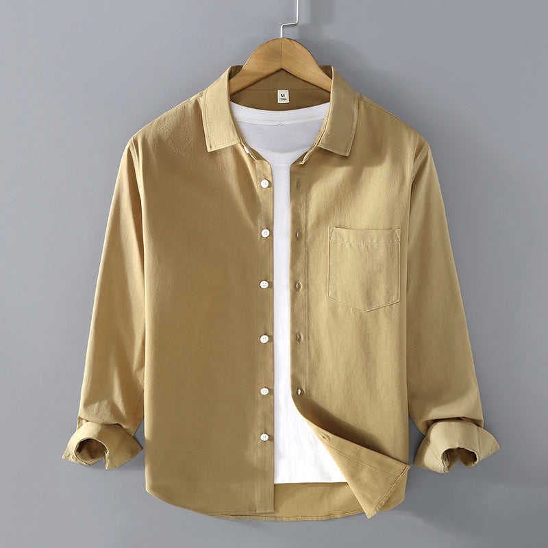 Camicia uomo moda, maniche lunghe, colletto aperto. Vestibilità morbida per outfit casual o formali.