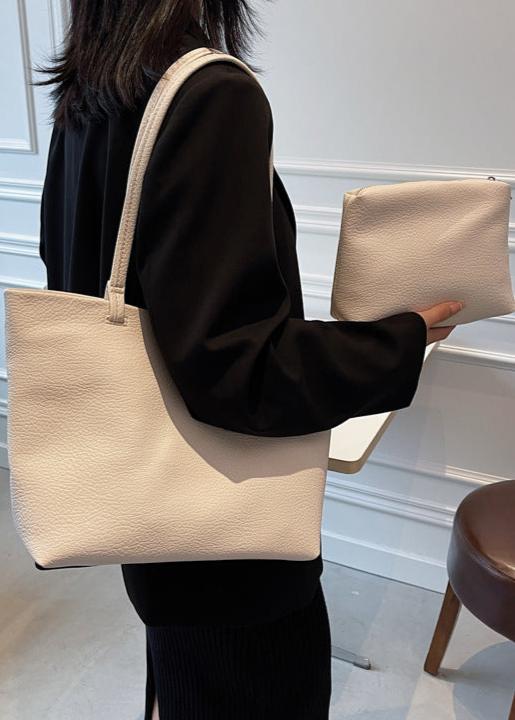 Borsa tote elegante beige, accessorio moda donna capiente e raffinato. Ideale per un look sofisticato.