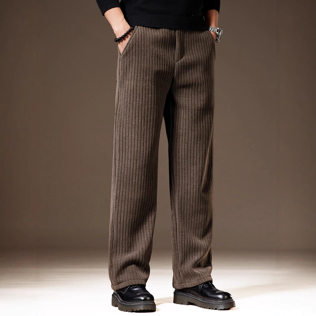Pantaloni uomo eleganti marroni a taglio dritto, con tasche funzionali, ideali per l'inverno e look versatili.