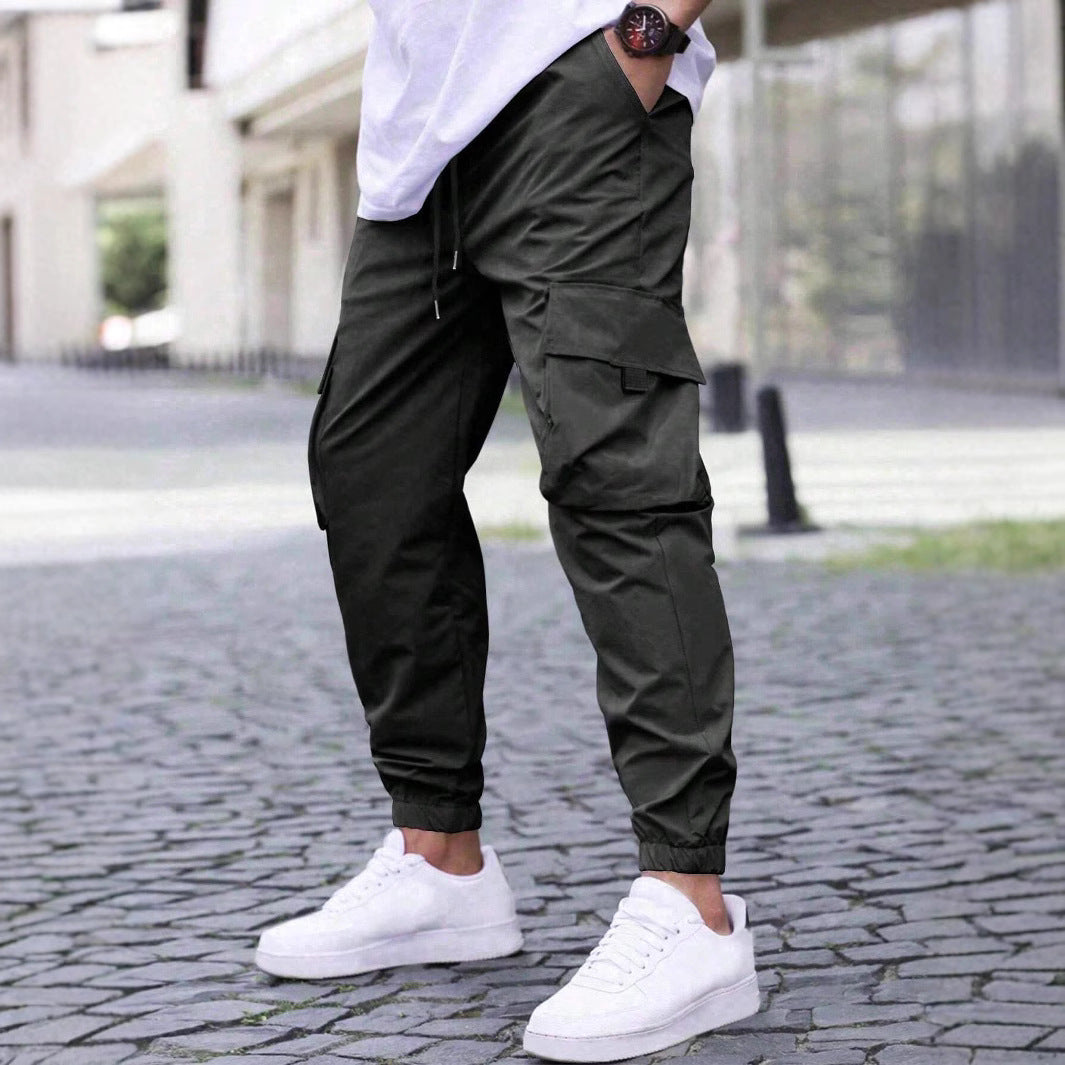Pantaloni cargo uomo slim fit moderni, colore kaki, con tasche laterali e vestibilità contemporanea per un look casual.