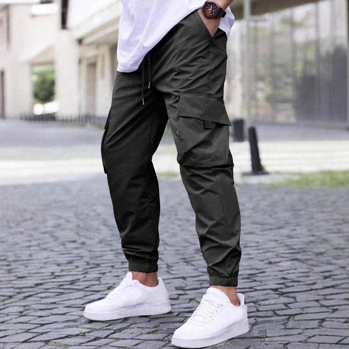 Pantaloni cargo uomo slim fit moderni, colore kaki, con tasche laterali e vestibilità contemporanea per un look casual.