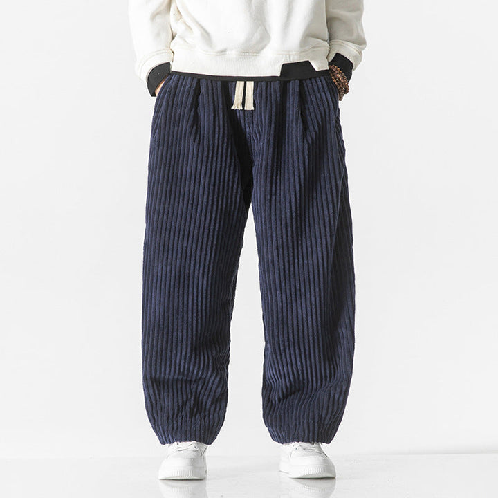 Pantaloni uomo casual in velluto con vita elastica e tasche laterali, vestibilità comoda per il tempo libero.