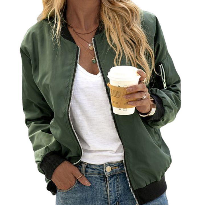 Giacca bomber donna moderna ed elegante, un capo essenziale per la moda femminile e uno stile sportivo raffinato.
