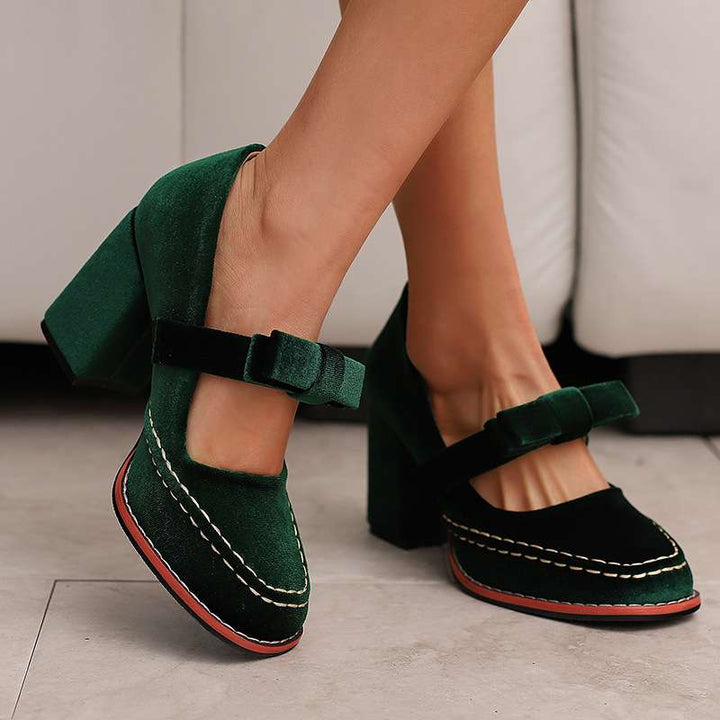 Mocassini donna versatili, scarpe eleganti con tacco a blocco, adatte a look casual chic e formali.