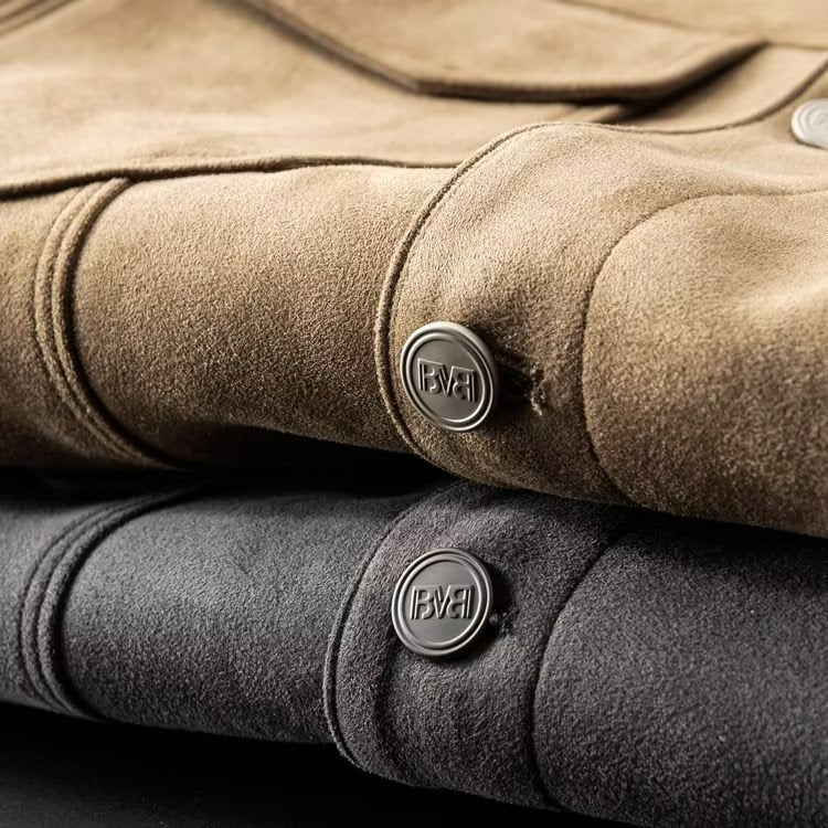 Giacca uomo robusta con tessuto resistente, ideale per l'outfit maschile quotidiano. Stile elegante e casual.