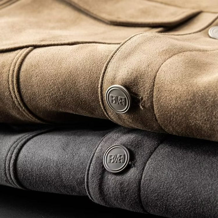 Giacca uomo robusta con tessuto resistente, ideale per l'outfit maschile quotidiano. Stile elegante e casual.
