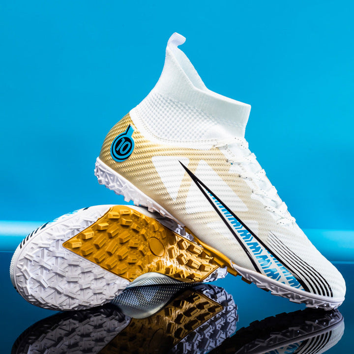 Scarpe da calcio AG uomo alte, progettate per la massima agilità, stabilità e controllo su terreni artificiali.