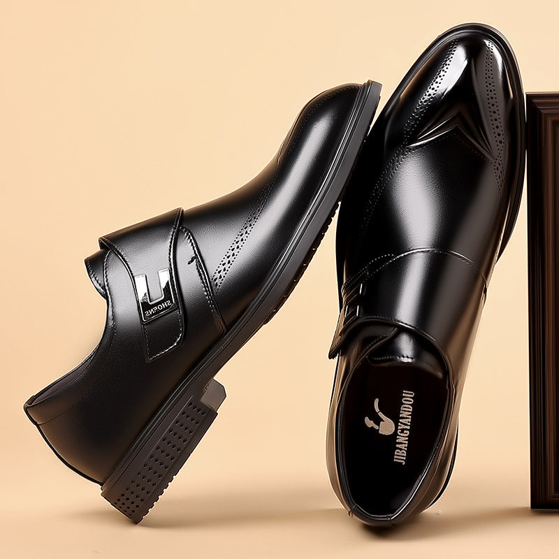 Scarpe da uomo Oxford formali slip-on con fibbia e punta forata. Perfette per ufficio o eventi eleganti.