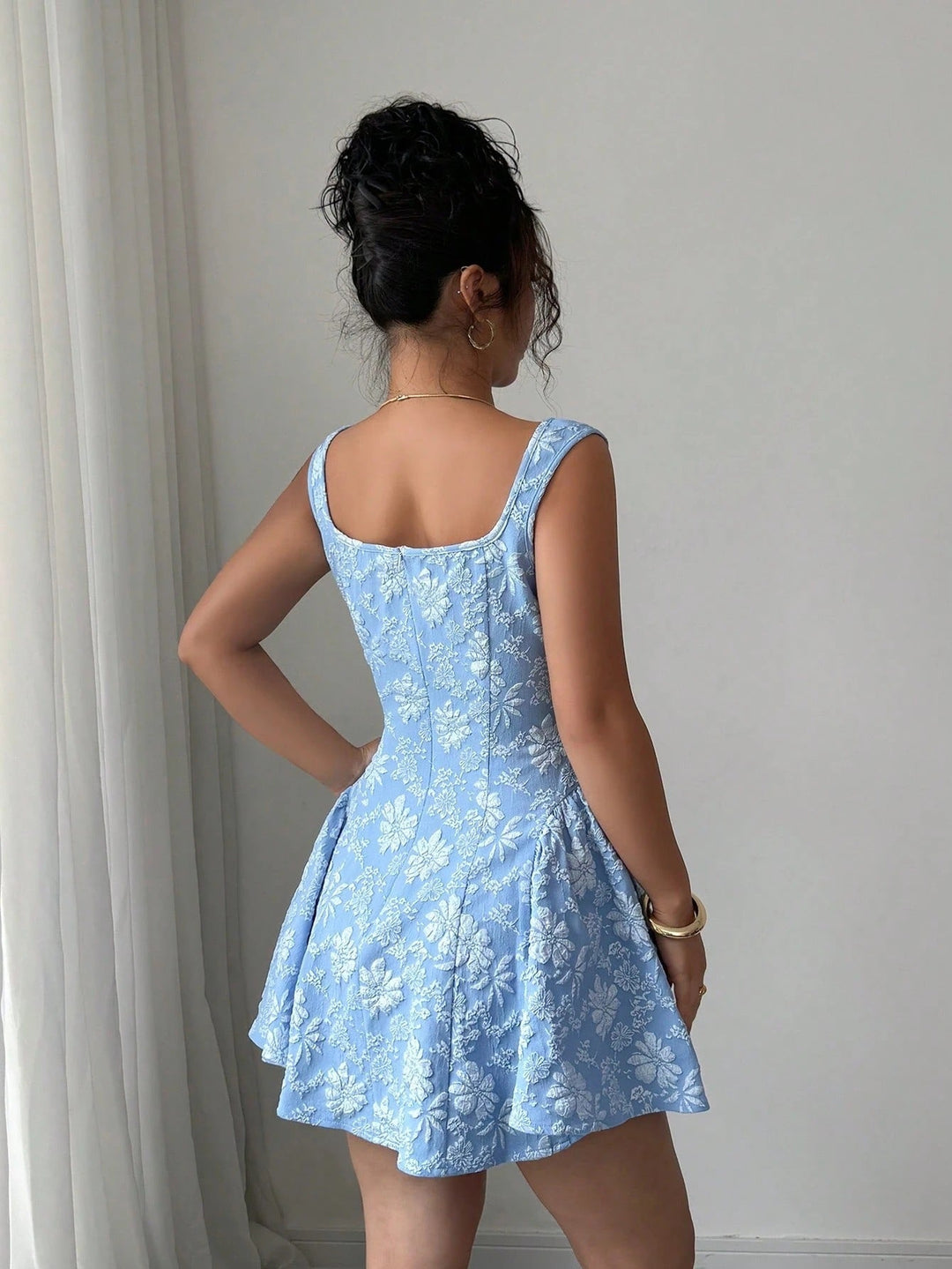 Mini abito floreale donna, stile svasato, un capo essenziale per la moda estiva casual.
