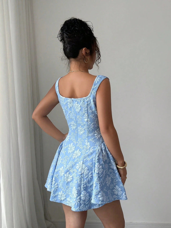 Mini abito floreale donna, stile svasato, un capo essenziale per la moda estiva casual.