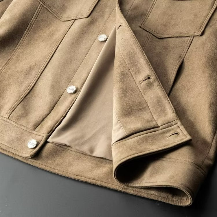 Giacca uomo elegante con chiusura zip e bottoni. Capospalla maschile versatile, ideale per un look casual-chic.